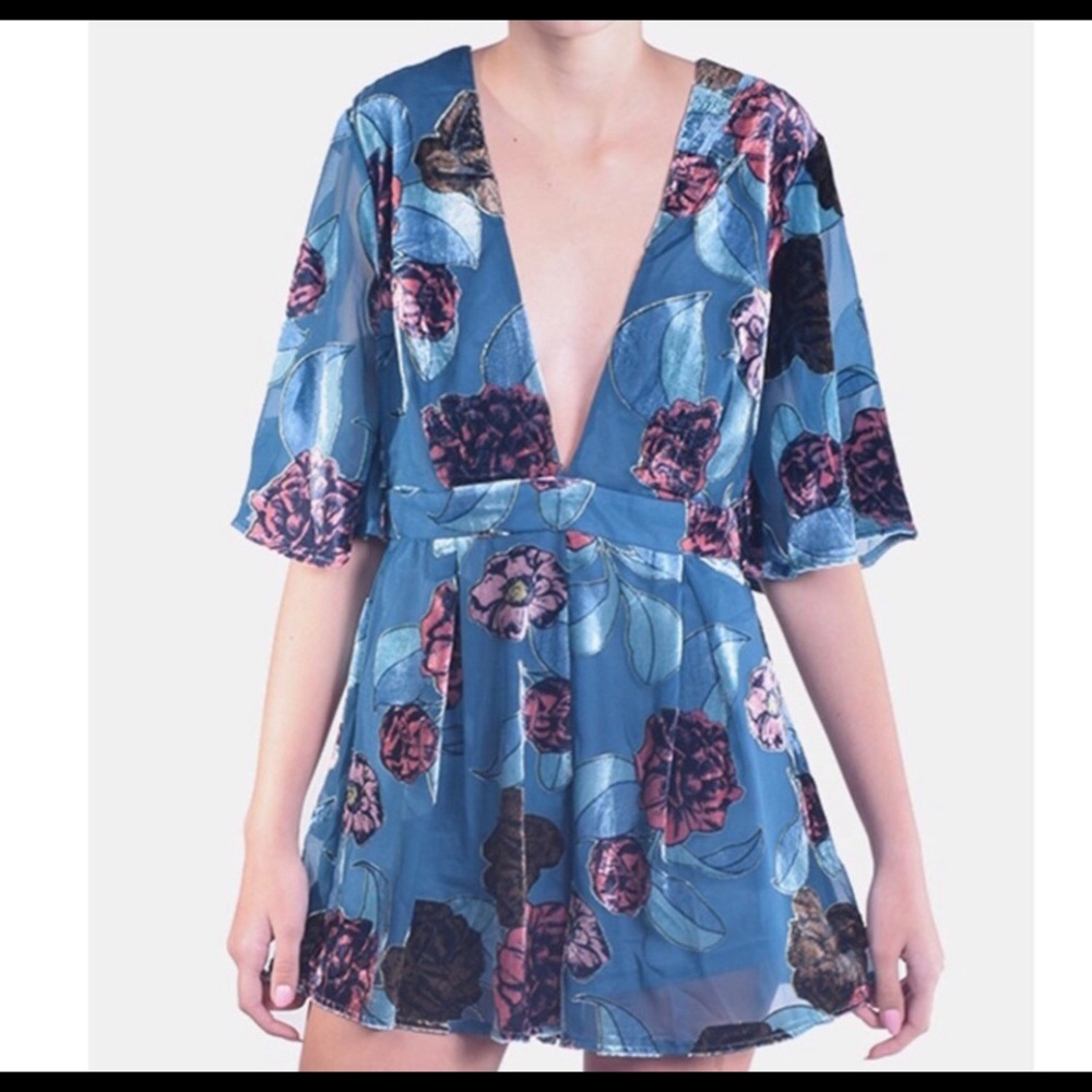 EN CRÈME  ROSSES VELVET ROMPER